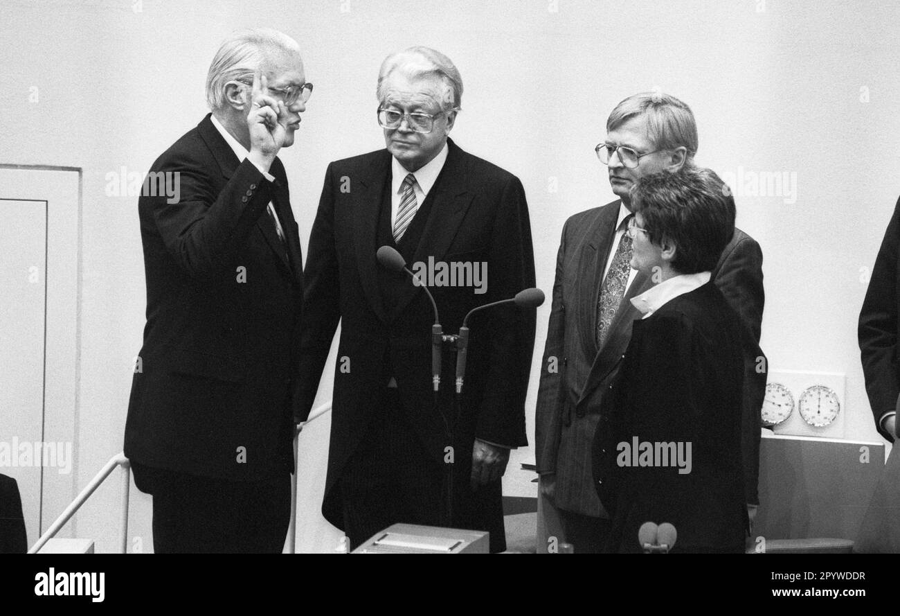 Deutschland, Bonn 18.01.1991 Archiv-Nr.: 24-44-26 Vereidigung der Bundesminister im Bundestagsfoto:Vereidigung von Gerhard Stoltenberg, Bundesminister für Verteidigung [automatisierte Übersetzung] Stockfoto