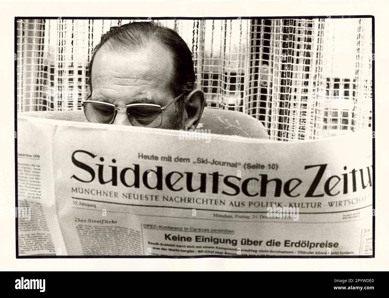 Leser mit Süddeutscher Zeitung, 21. Dezember 1979. [Maschinelle Übersetzung] Stockfoto