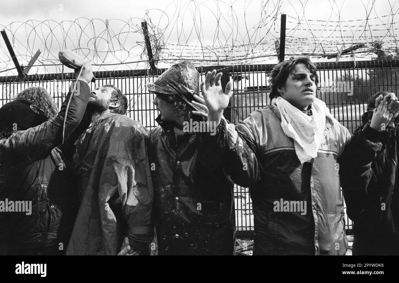 Demonstrationen gegen den Bau der Wiederaufbereitungsanlage (WAA) in Wackersdorf. Am Ostermontag 1986 griffen Demonstranten den Standortzaun an, der den Standort der geplanten Atomanlage abschirmt. Zum ersten Mal in der Geschichte der Bundesrepublik Deutschland verwendet die Polizei CS-Gas (Reizgas) massiv gegen Demonstranten. Die verbrannten Augen eines Demonstranten werden mit Wasser gespült. Wackersdorf, Bayern, Deutschland, 31.03.1986 Wackersdorf, Bayern, Deutschland, 31.03.2086 Stockfoto