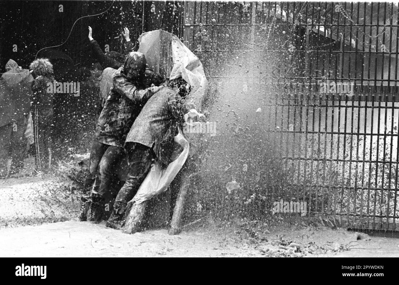Demonstrationen gegen den Bau der Wiederaufbereitungsanlage (WAA) in Wackersdorf. Am Ostermontag 1986 griffen Demonstranten den Standortzaun an, der den Standort der geplanten Atomanlage abschirmt. Zum ersten Mal in der Geschichte der Bundesrepublik Deutschland verwendet die Polizei CS-Gas (Reizgas) massiv gegen Demonstranten. Wackersdorf, Bayern, Deutschland, 31.03.1986 Stockfoto