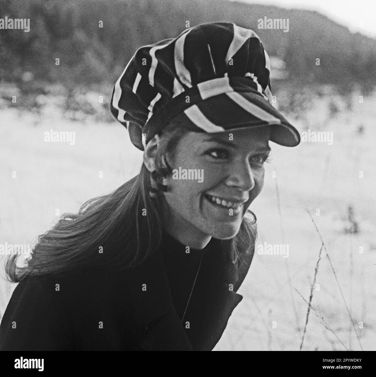 Junge Frau mit modischem Hut. [Maschinelle Übersetzung] Stockfoto