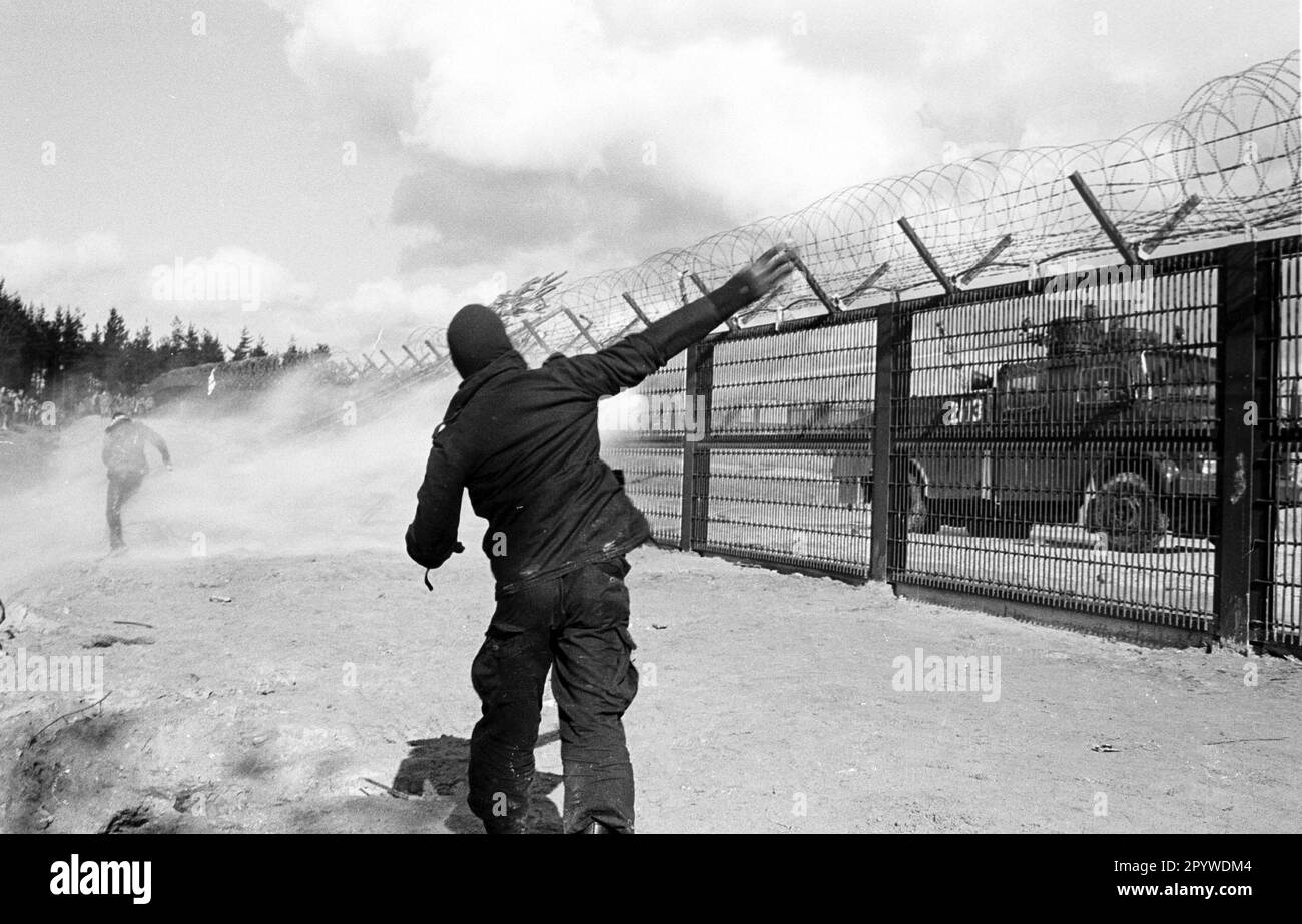Demonstrationen gegen den Bau der Wiederaufbereitungsanlage (WAA) in Wackersdorf. Am Ostersonntag 1986 griffen Demonstranten den Standortzaun an, der den Standort der geplanten Atomanlage abschirmt. Zum ersten Mal in der Geschichte der Bundesrepublik Deutschland verwendet die Polizei CS-Gas (Reizgas) massiv gegen Demonstranten. Wackersdorf, Bayern, Deutschland, 30.03.1986 Stockfoto