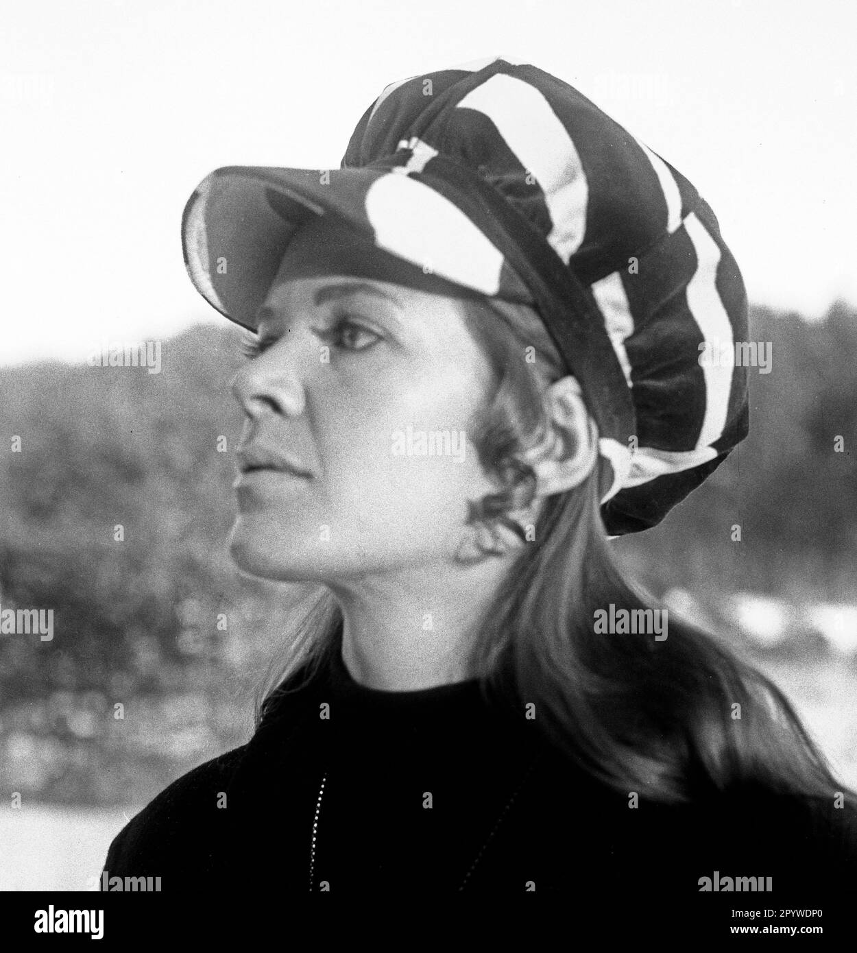 Junge Frau mit modischem Hut. [Maschinelle Übersetzung] Stockfoto