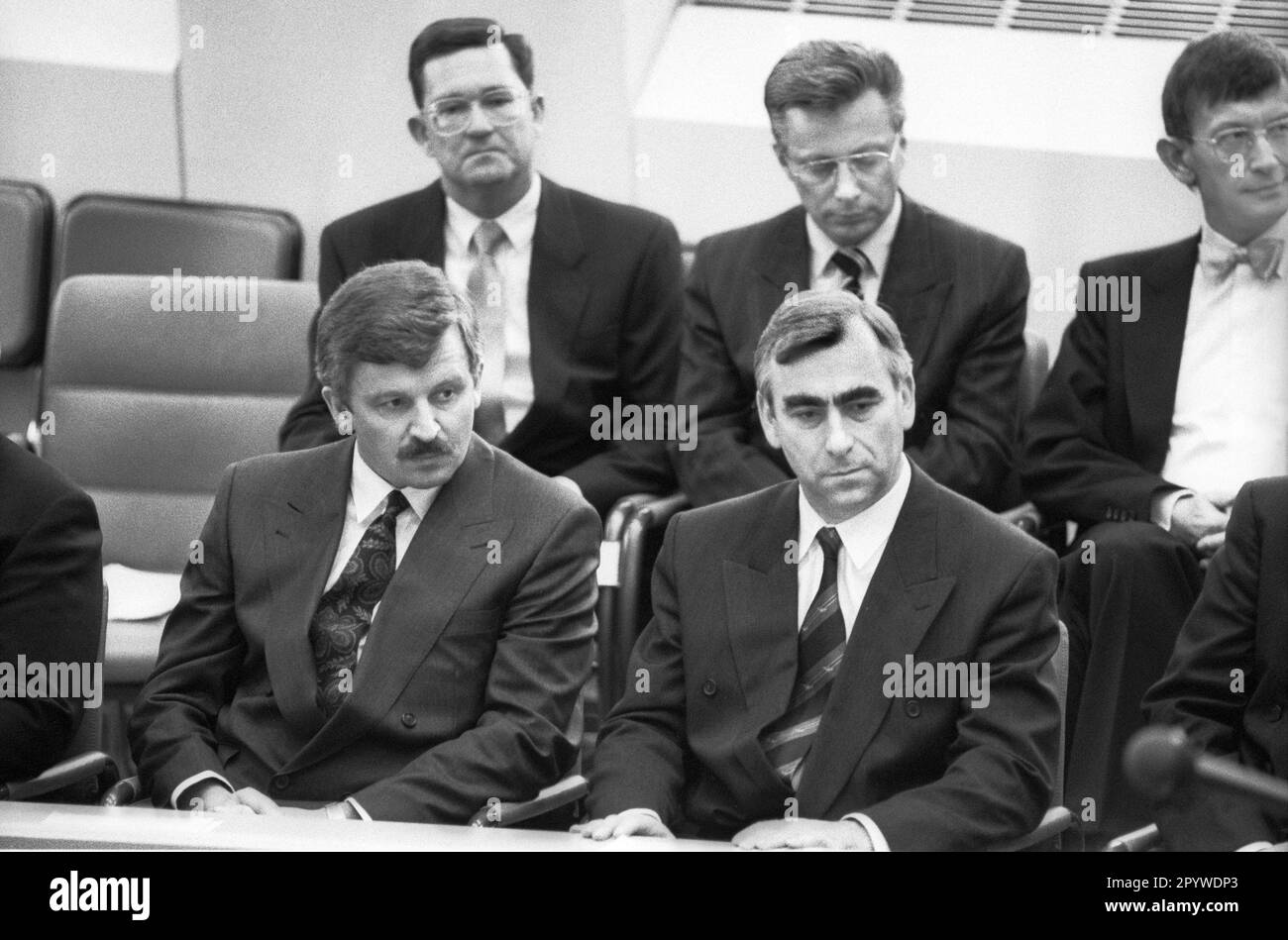 Deutschland, Bonn 18.01.1991 Archivnr.: 24-47-10 Vereidigung der Bundesminister im Bundestagsfoto: Von links nach rechts: Carl-Dieter Spranger, Juergen Moellemann, Rainer Ortleb, Theo Waigel und Heinz Riesenhuber [automatisierte Übersetzung] Stockfoto