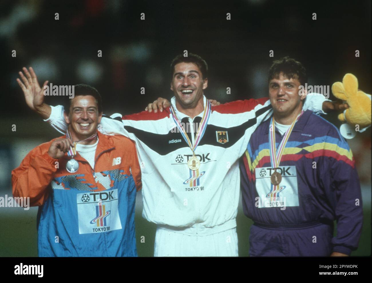 Leichtathletik-Weltmeisterschaft 1991 in Tokio. Preisverleihung: Lars Riedel (Deut./Center) überreicht seine Goldmedaille. Links: Erik de Bruin (NED/Silver). Rechts: Attila Horváth (HUN/Bronze). [Maschinelle Übersetzung] Stockfoto