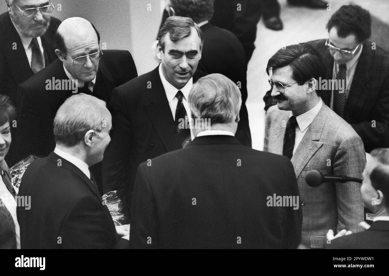 Deutschland, Bonn 17.01.1991 Archivnr.: 24-37-34 Wahl des Bundeskanzlers im Bundestag Foto: Von links nach rechts: Alfred Dregger, Wolfgang Boetsch, Theo Waigel, Hermann Otto Solms und Helmut Kohl [automatisierte Übersetzung] Stockfoto