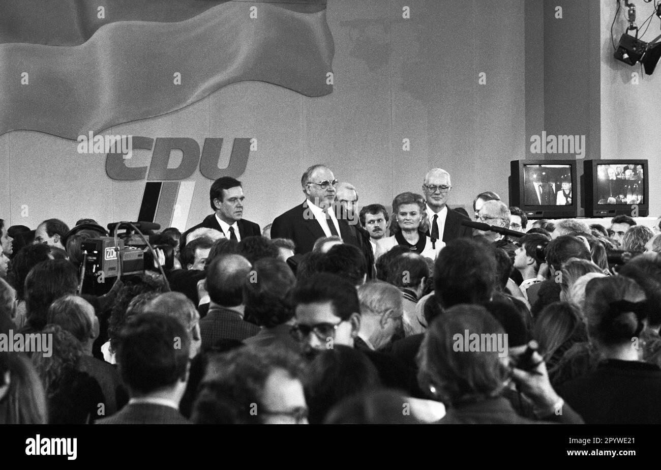 Deutschland, Bonn 02.12.1990. Archiv-Nr.: 23-45-06 Bundestagswahlen Foto: Bundeskanzler Helmut Kohl nach Wahlsieg im Konrad-Adenauer-Haus [automatisierte Übersetzung] Stockfoto
