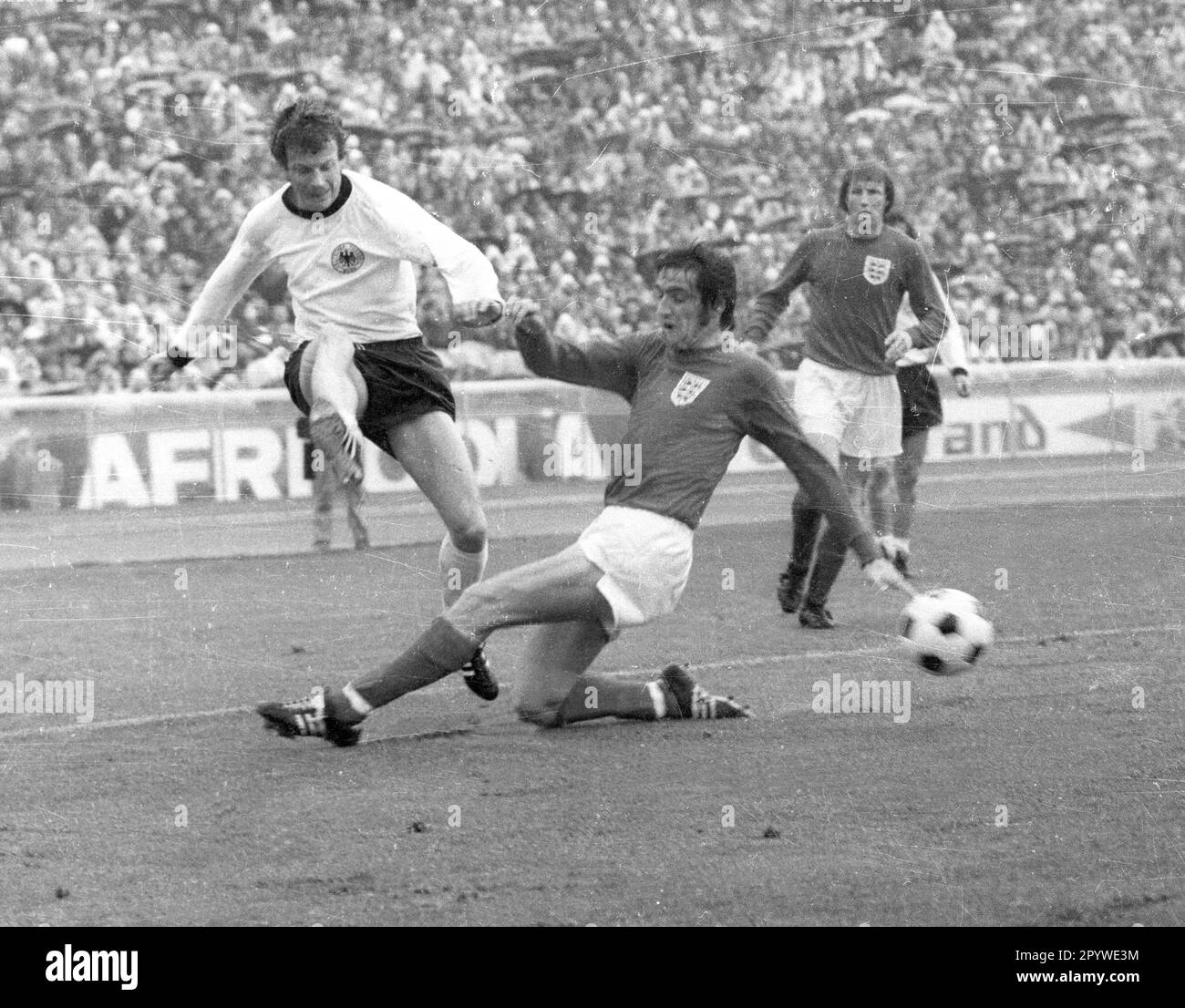 „Europameisterschaft 1972. Viertelfinale: Deutschland - England 0:0 / zweite Etappe in Berlin 13.05.1972. Herbert 'Hacki' Wimmer kreuzt. [Maschinelle Übersetzung]' Stockfoto