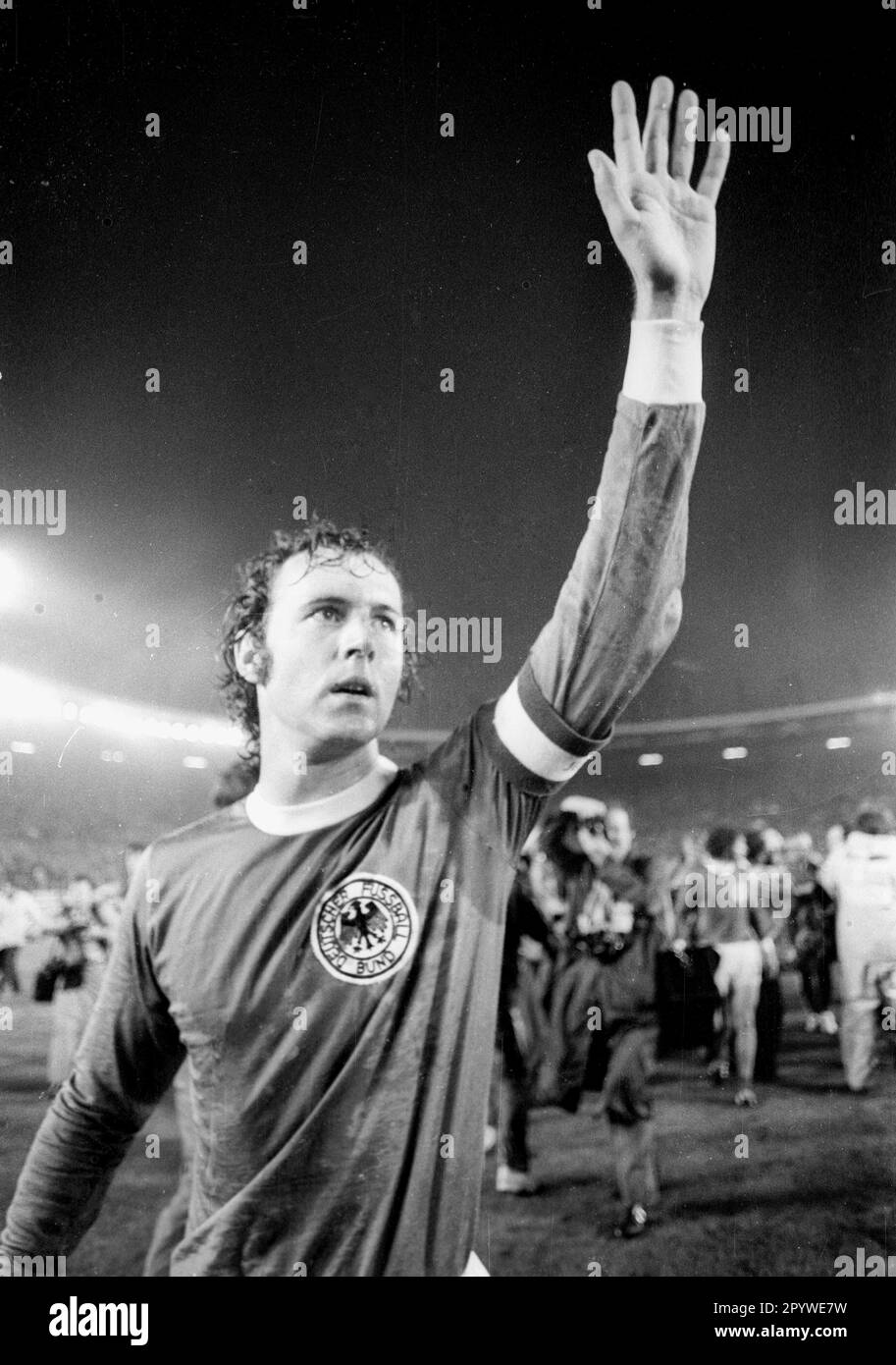 Fußballweltmeisterschaft 1974 2. Runde / BR Deutschland - Schweden 4:2 / 30.06.1974 in Düsseldorf / Franz Beckenbauer Waves after the game [automatisierte Übersetzung] Stockfoto