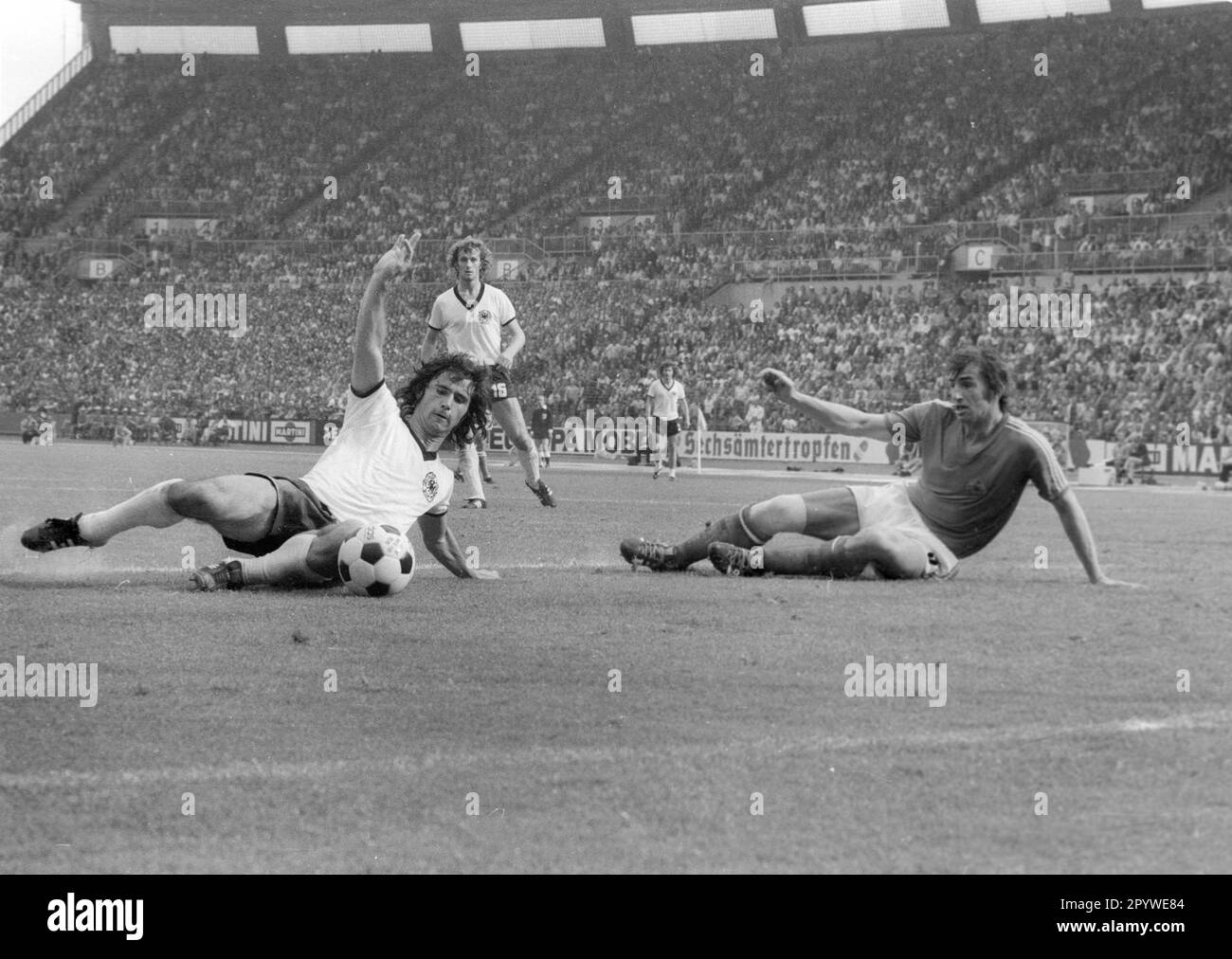 Fußballweltmeisterschaft 1974 / Endrunde Gruppe B / FRG - Jugoslawien 2:0 / 26.06.1974 in Düsseldorf / Tor für 2:0 für Deutschland von Gerd Müller (links). Betrifft: Josip Katalinski (Jugoslawien). [Maschinelle Übersetzung] Stockfoto