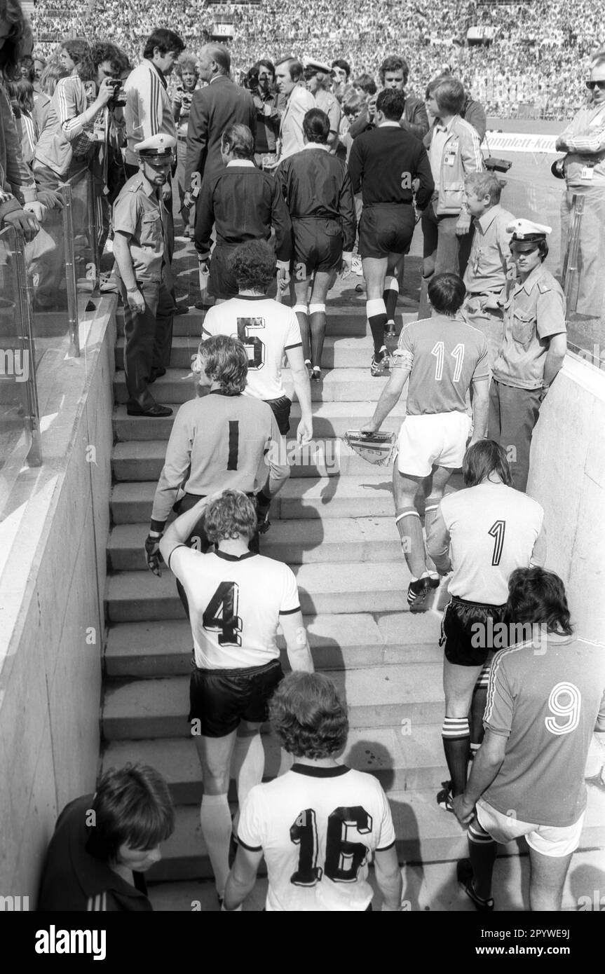 Fußballweltmeisterschaft 1974 / Endrunde Gruppe B / FRG - Jugoslawien 2:0 / 26.06.1974 in Düsseldorf / die Spieler kommen aus dem Tunnel des Düsseldorfer Rheinstadions. [Maschinelle Übersetzung] Stockfoto