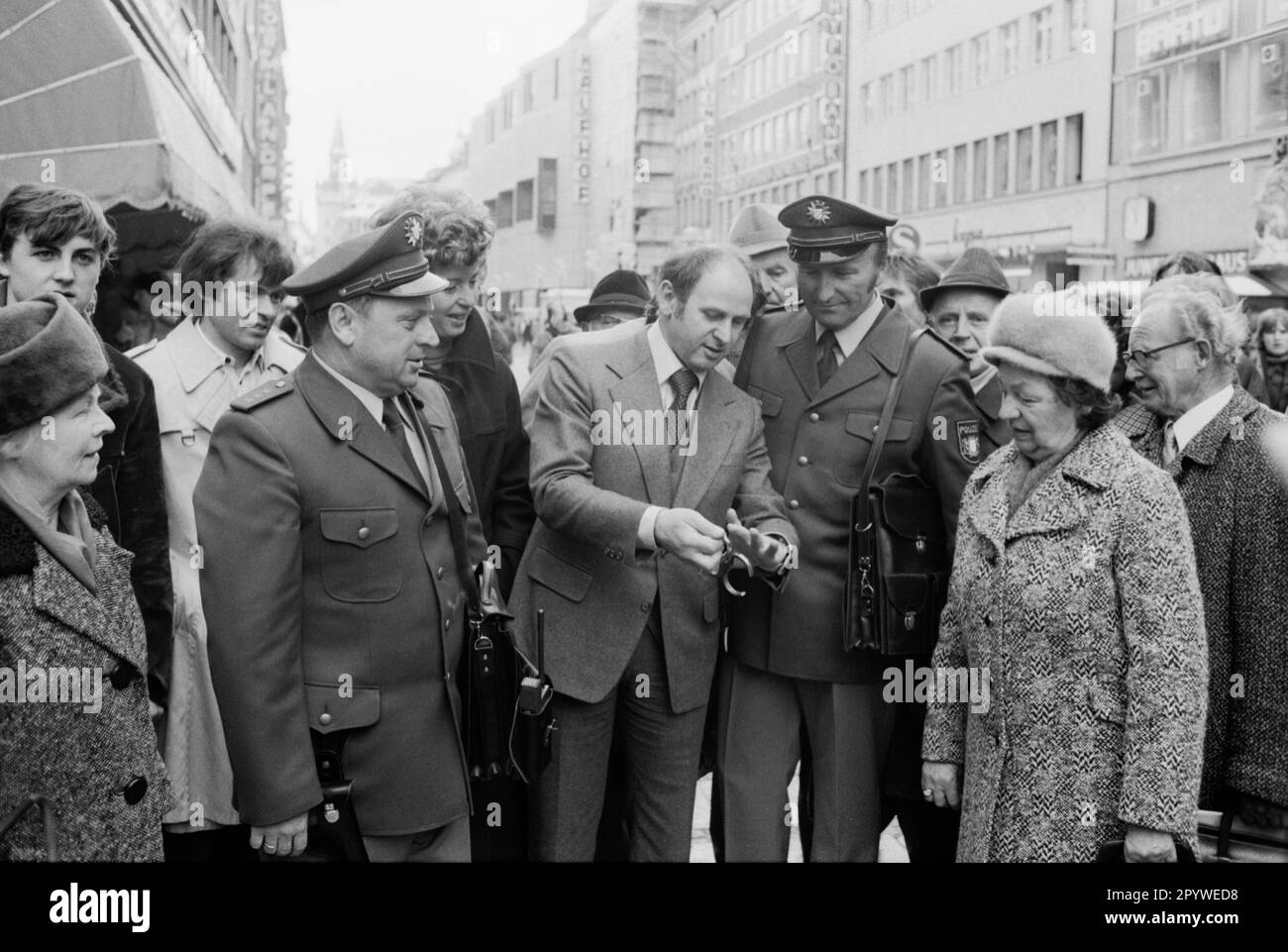 Der neu gewählte Bürgermeister von München, Erich Kiesl, mit Passanten und Polizeibeamten in der Kaufinger Straße in München. [Maschinelle Übersetzung] Stockfoto