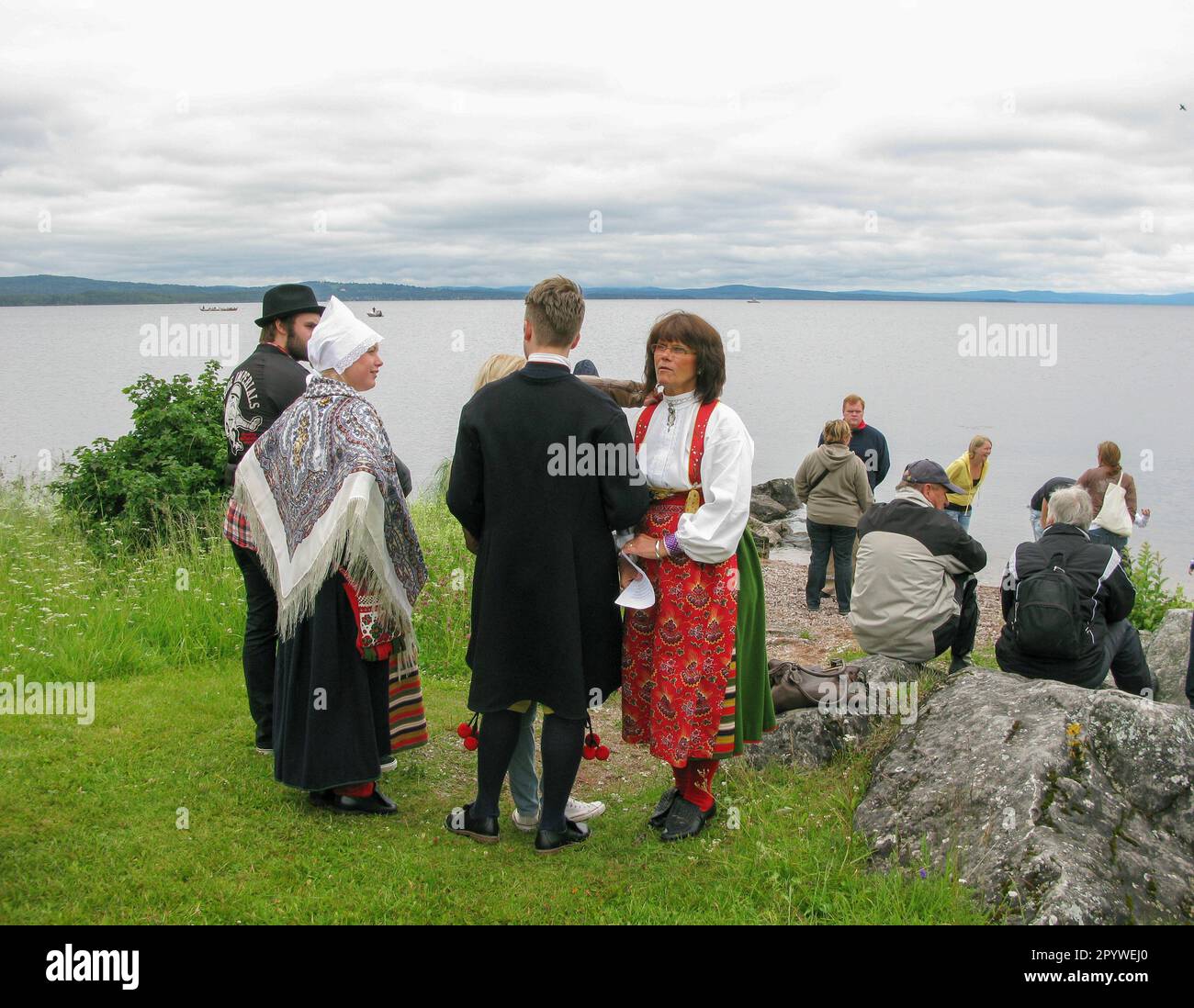 Mittsommer in Dalarna Menschen in Kostümen warten auf das Kirchenboot auf dem Siljansee, das zum Gottesdienst ankommt Stockfoto
