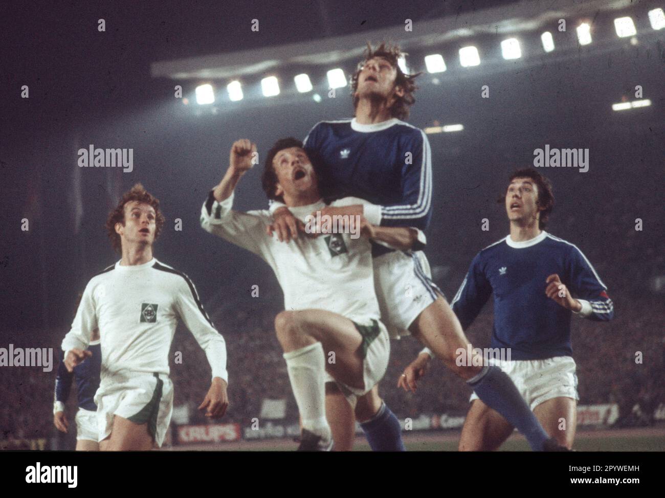 European Champion Clubs' Cup 1976/77. Halbfinale: Borussia Mönchengladbach - Dynamo Kiew 2:0 / 20.04.1977. Herbert Heidenreich (BMG) im Kopfduell. Links: Rainer Bonhof (BMG). Nur für Journalisten! Nur zur redaktionellen Verwendung! [Maschinelle Übersetzung] Stockfoto