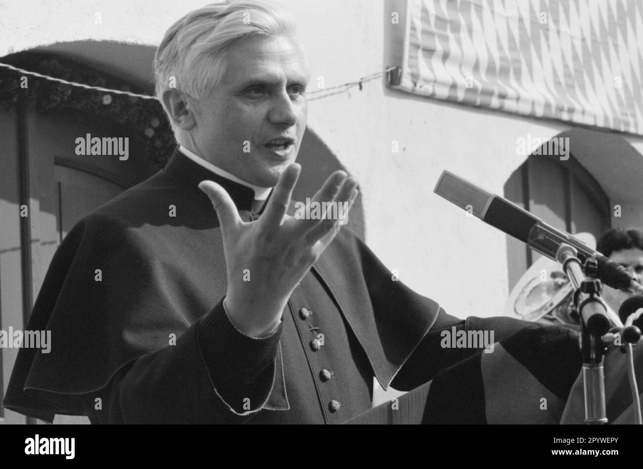 Joseph Ratzinger bei der Ankunft in München. [Maschinelle Übersetzung] Stockfoto