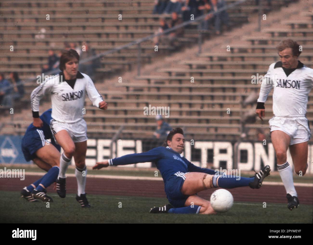 Bundesliga 1978/79. FC Schalke 04 - Eintracht Frankfurt 4:0/12.08.1978. Bernd Thiele (S04/vor Ort) greift Bernd Hölzenbein an. Links: Bernd Nickel (beide Frankf.). Nur für Journalisten! Nur zur redaktionellen Verwendung! [Maschinelle Übersetzung] Stockfoto