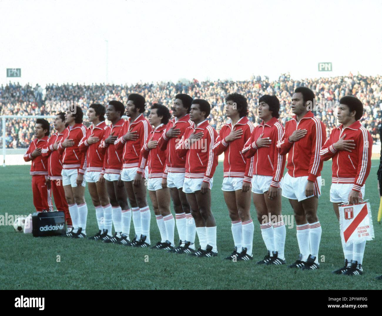 Fußball-Weltmeisterschaft 1978. Peru - Iran 4:1/11.06.1978 in Cordoba. Teamfoto Peru vor dem Spiel während der Nationalhymne. [Maschinelle Übersetzung] Stockfoto