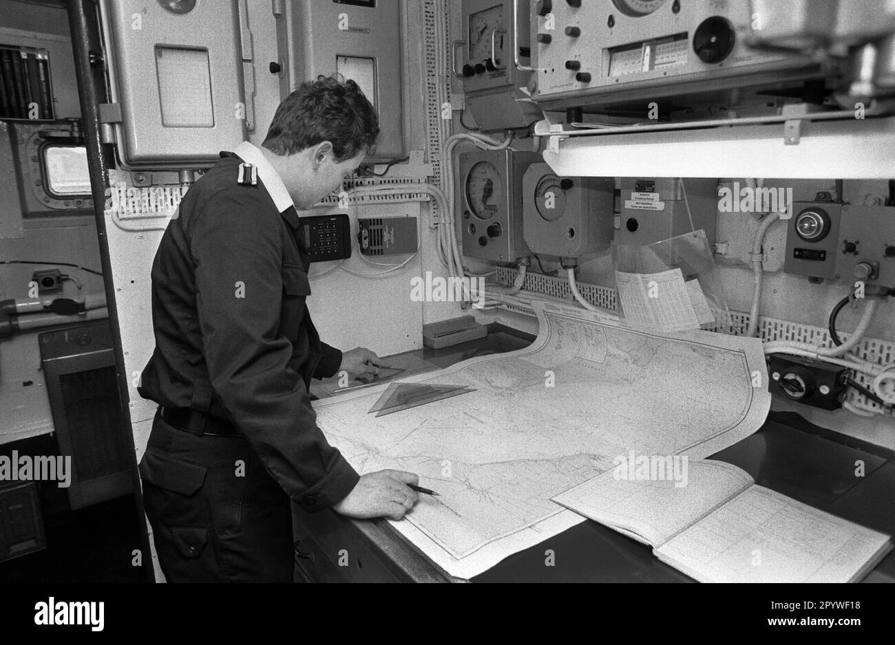 Deutschland, Rostock, 10.10.1990. Archiv-Nr.: 22-31-03 Informationsbesuch im 3.Flotilla Ost (ehemals NVA) Foto: Offizier liest eine Karte [automatisierte Übersetzung] Stockfoto