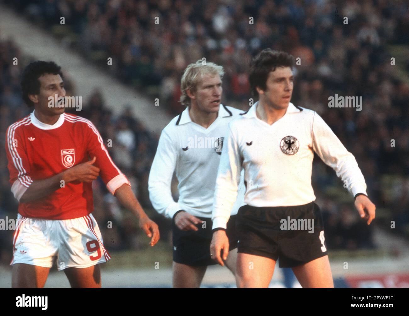 Weltmeisterschaft 1978. Tunesien - Deutschland 0:0/10.06.1978 in Cordoba. Rechts: Klaus Fischer vor Rolf Rüßmann (beide Deut.). Links: Mohamed Ali Akid (tun). [Maschinelle Übersetzung] Stockfoto