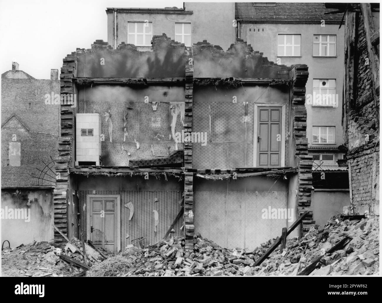 Potsdam (Brandenburg). Bauarbeiten, Abriss. Nach einem Hausbrand: Abriss eines alten Gebäudes in Potsdam. Straßenszene, schwarz-weiß. Foto, 1993. Stockfoto