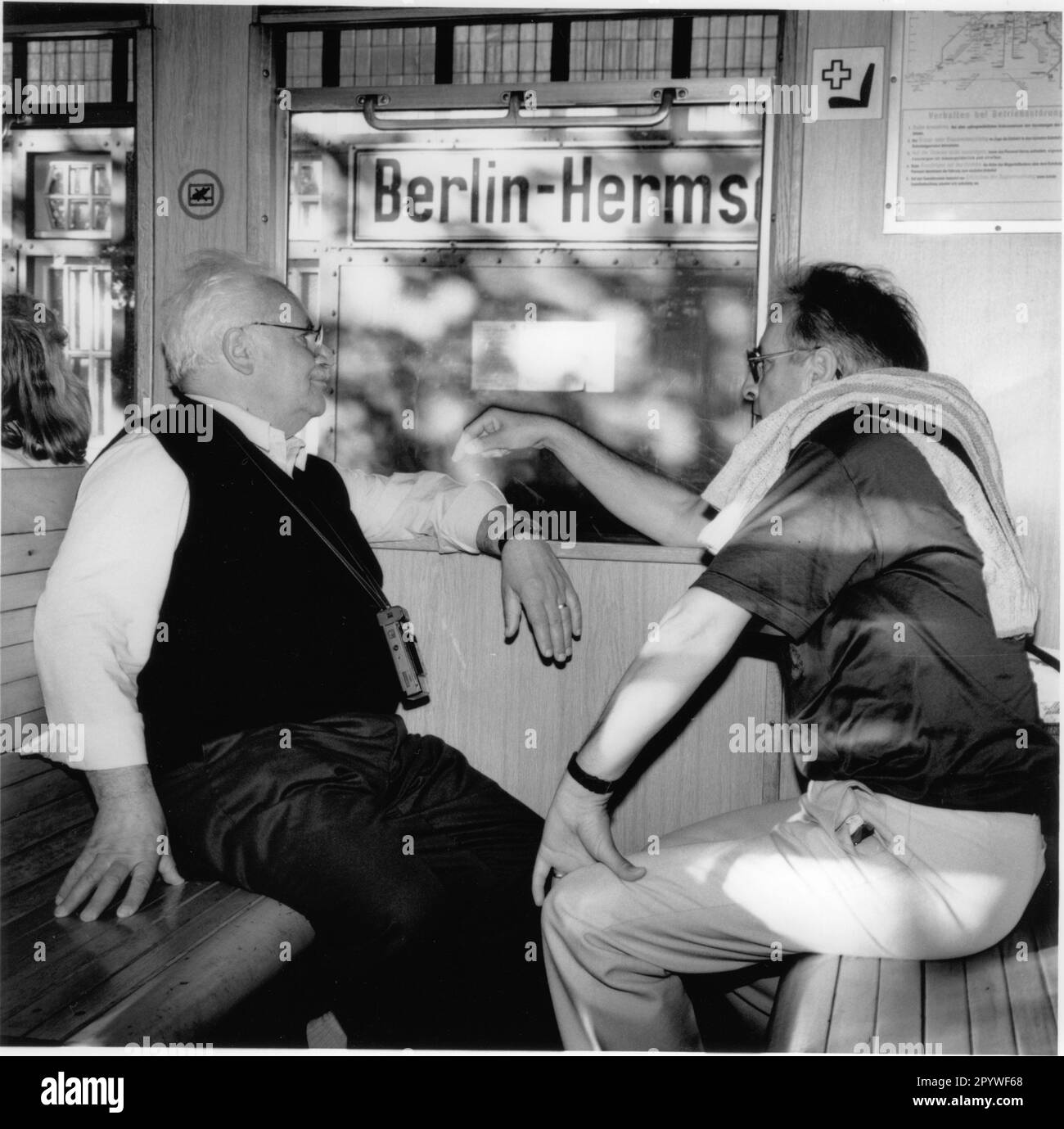 Berlin. Verkehr. Zwei Männer in der S-Bahn, Bahnhof Berlin-Hermsdorf. Schwarz-Weiß, 6 x 6 cm Negativ. Foto, 1992 Stockfoto