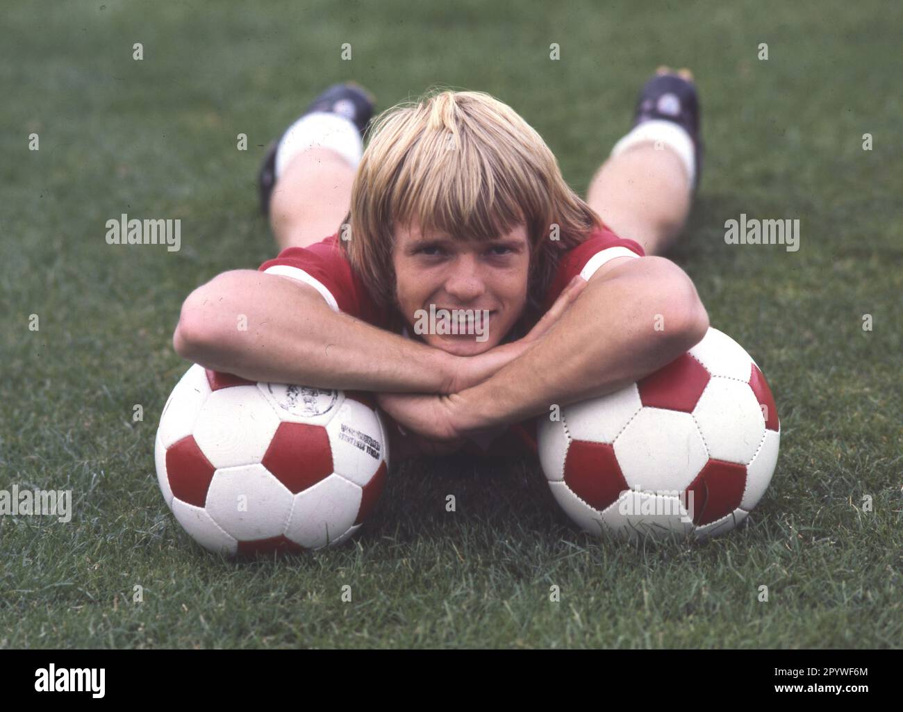 Fortuna Düsseldorf Saison 1978/79. Flemming-Lund-Portraitartig mit Bällen. 15.07.1978 (geschätzt). DFL-VORSCHRIFTEN VERBIETEN DIE VERWENDUNG VON FOTOS ALS BILDSEQUENZEN UND/ODER QUASI-VIDEO [AUTOMATISIERTE ÜBERSETZUNG] Stockfoto