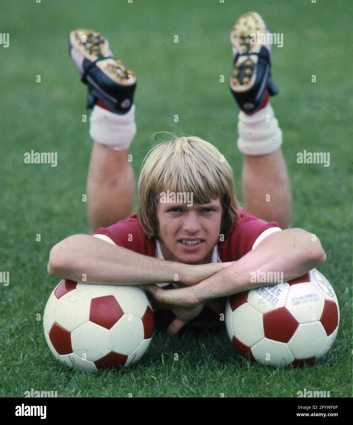 Fortuna Düsseldorf Saison 1978/79. Flemming-Lund-Portraitartig mit Bällen. 15.07.1978 (geschätzt). DFL-VORSCHRIFTEN VERBIETEN DIE VERWENDUNG VON FOTOS ALS BILDSEQUENZEN UND/ODER QUASI-VIDEO [AUTOMATISIERTE ÜBERSETZUNG] Stockfoto