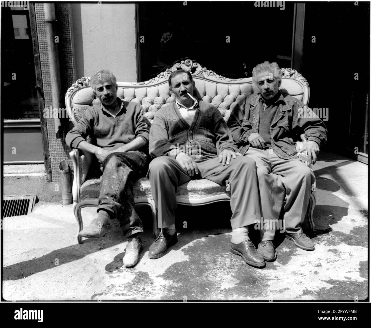 Ethnologie: Türkei. Polster in der Mittagspause. Posieren Sie für den Fotografen auf der Nachbildung eines von Geschwistern geführten Unternehmens der Rokoko Sofa Family. Schwarz-Weiß. Foto: Istanbul, 1994. Stockfoto