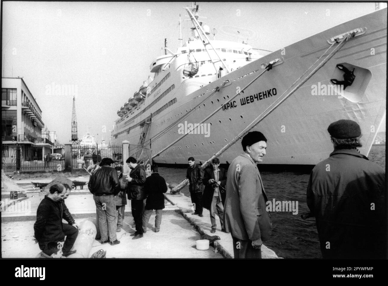 Istanbul, früher Konstantinopel (Türkei), Hafen. Hafenanlagen im Bezirk Karaköy (vormals Galata): Quai mit russischem Passagierdampfer vor Anker. Straßenszene, schwarz-weiß. Foto, 1994. Stockfoto