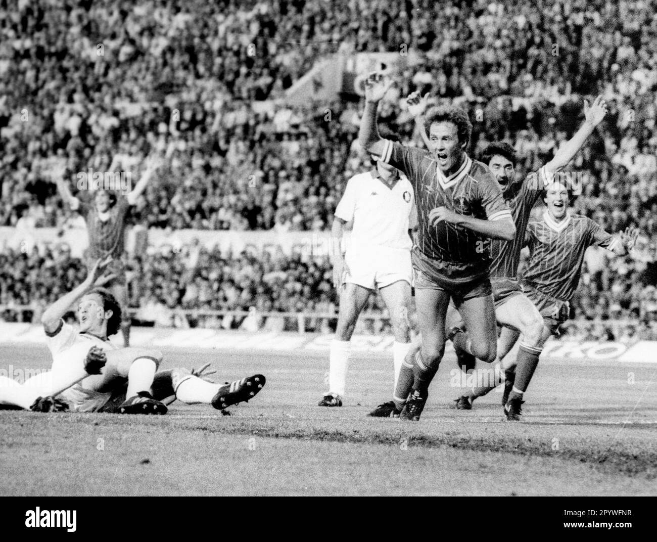 Finale des European Champion Clubs' Cup Liverpool FC – ALS Roma 5:3 nach dem Elfmeterschießen am 30.05.1984 in Rom feiert Phil Neal sein Ziel für 1:0, hinter ihm: Ian Rush (beide Liverpool) [automatisierte Übersetzung] Stockfoto