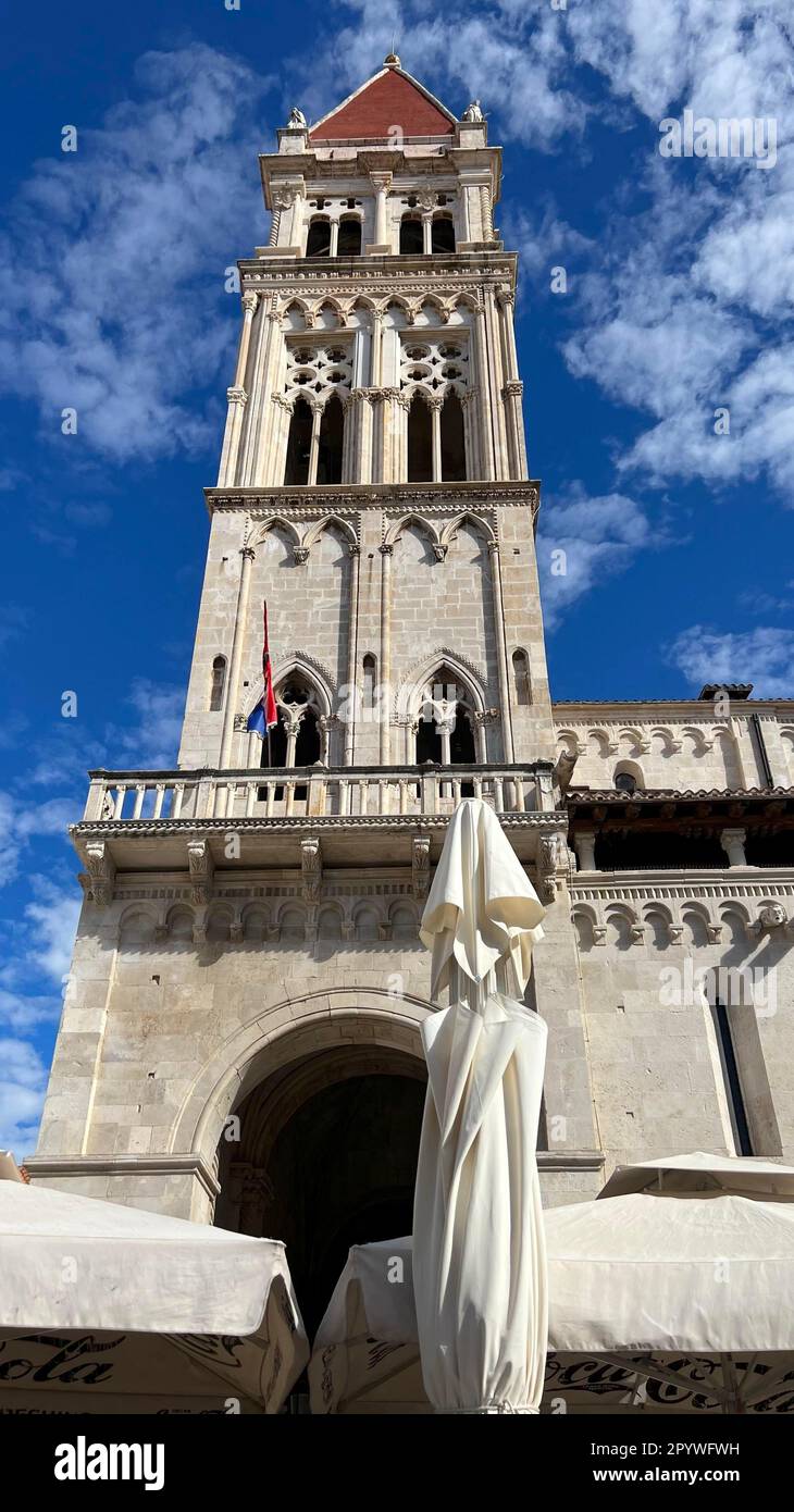 Kirchenturm, Sveti Lovro Kathedrale, Trg Ivana Pavla II, Trogir in Kroatien, Trogir, Splitsko-Dalmatinska, Kroatien Stockfoto