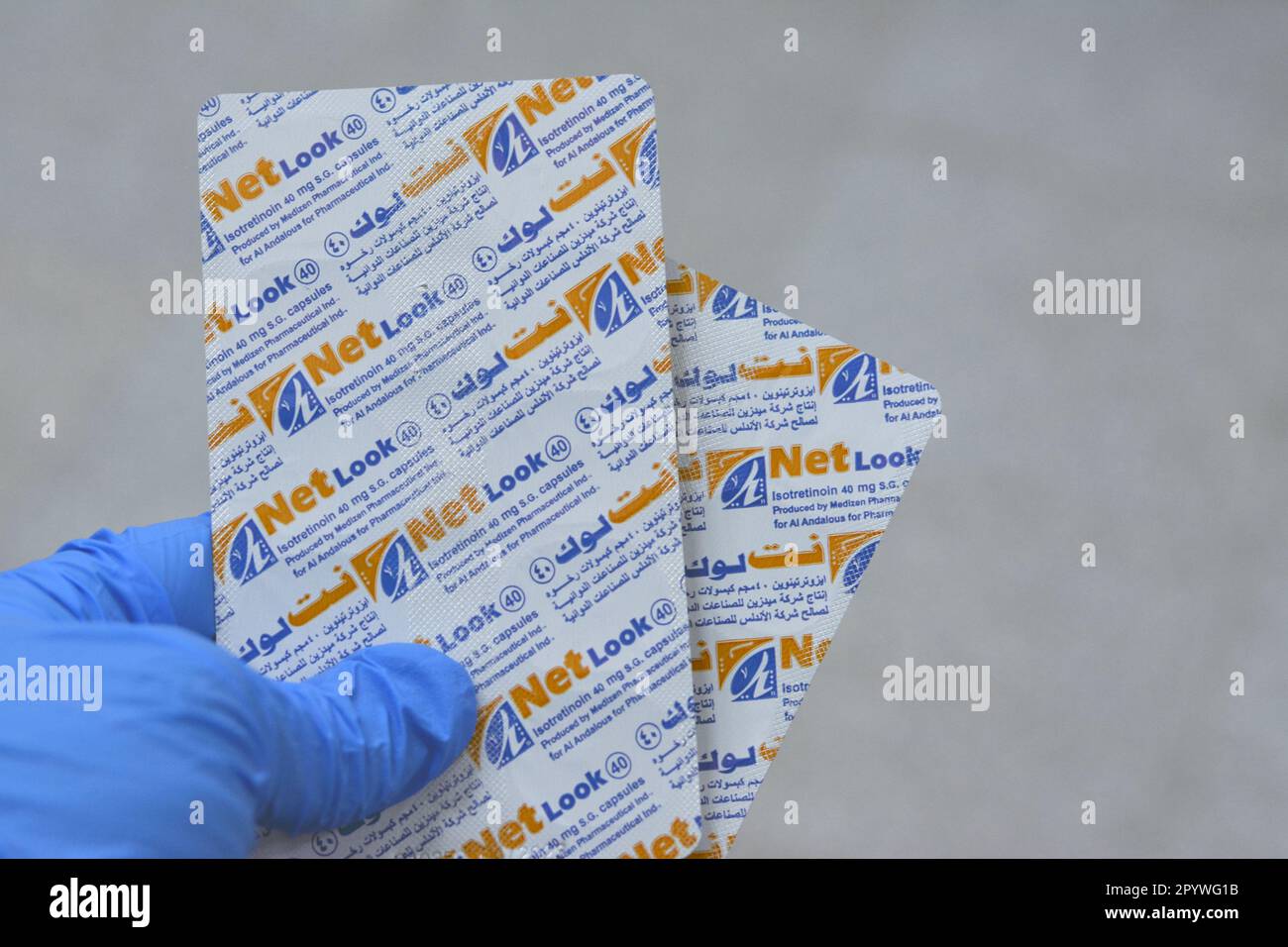Kairo, Ägypten, Mai 2 2023: NetLook Weichgelatinekapseln, Isotretinoin ist ein oral verschreibungspflichtiges Medikament, das Talgdrüsen beeinflusst und verwendet wird, um Stockfoto