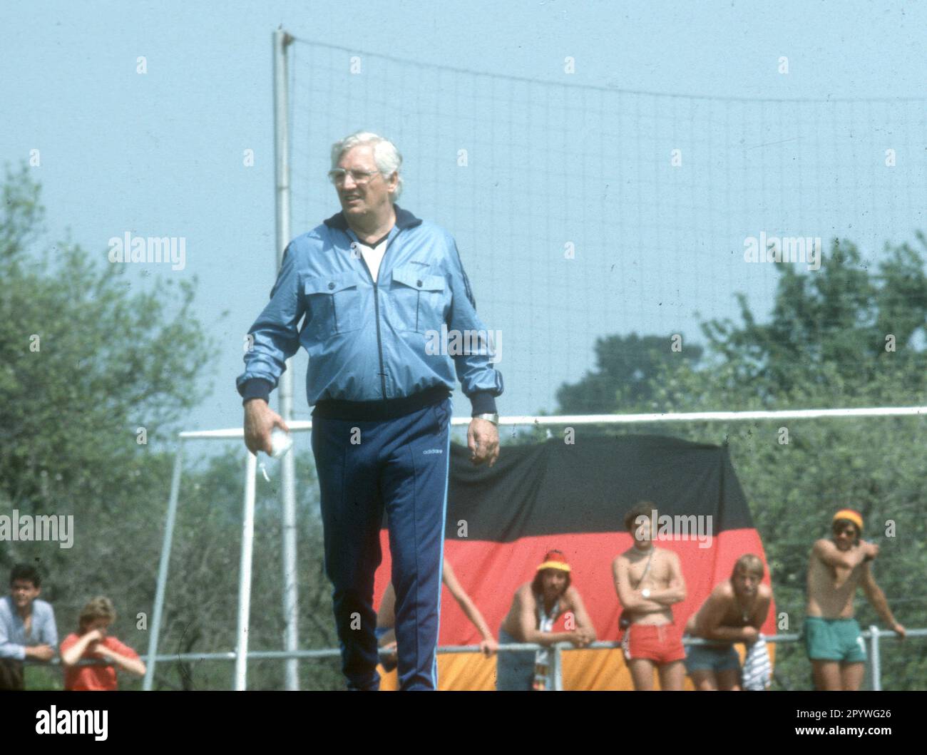 Fußballweltmeisterschaft 1982 Training der deutschen Mannschaft in Gijon 15.06.1982 : Coach Jupp Derwall , im Hintergrund deutsche Fans [automatisierte Übersetzung] Stockfoto