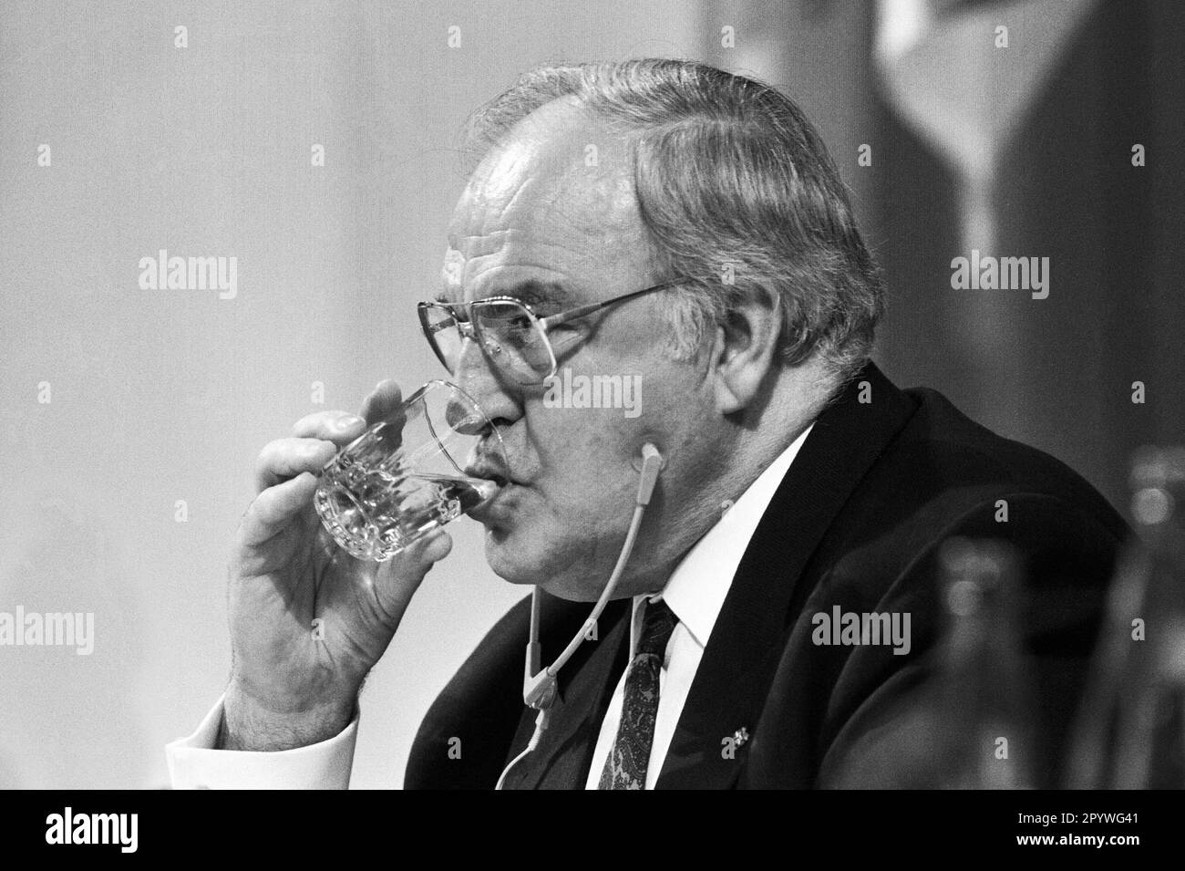 Deutschland, Frankfurt-Oder, 08.11.1990. Archiv Nr.: 22-28-17 deutsch-polnische Konsultationen Foto: Bundeskanzler Helmut Kohl [automatisierte Übersetzung] Stockfoto