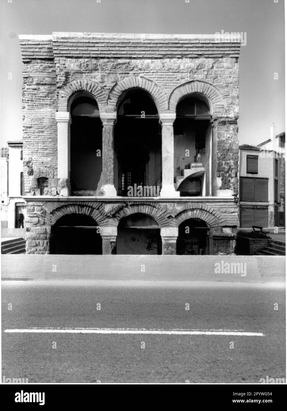 Istanbul (Türkei). Kontraste: Alt - neu. Ruinen eines Gebäudes aus osmanischer Zeit an einer Flussstraße am Goldenen Horn, teilweise unter der Straßenebene. Stadtbild, schwarz-weiß. Foto, 1994. Stockfoto