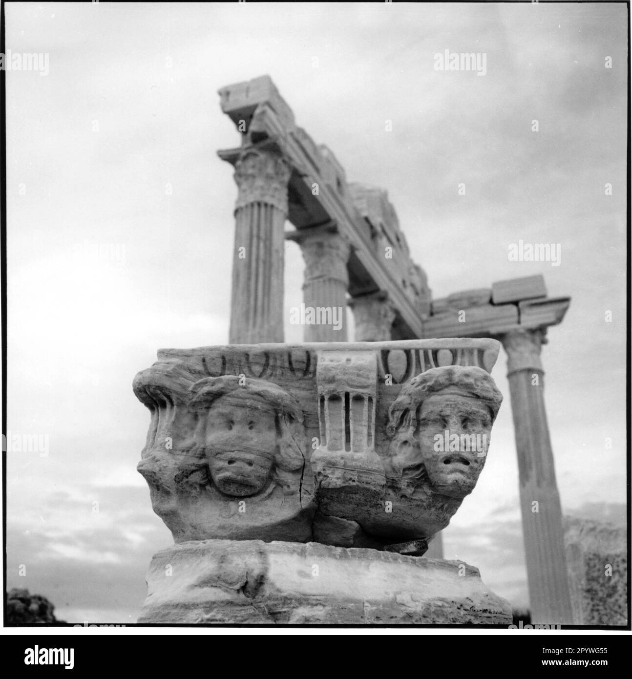 Türkei, Seite bei Antalya. Relief von einem Frieze, Tempelruinen aus alten Zeiten: Tempel des Apollo (erbaut im 2. Jahrhundert n. Chr.). Schwarz-Weiß. Quadratisches Foto, 1994. Stockfoto