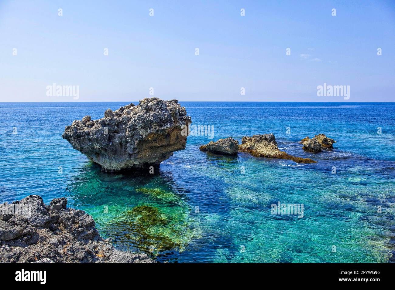 Strand in der Nähe von Palase, Ionisches Meer, felsige Küste und türkisfarbenes Wasser, Palase, Vlora Qark, Albanien Stockfoto