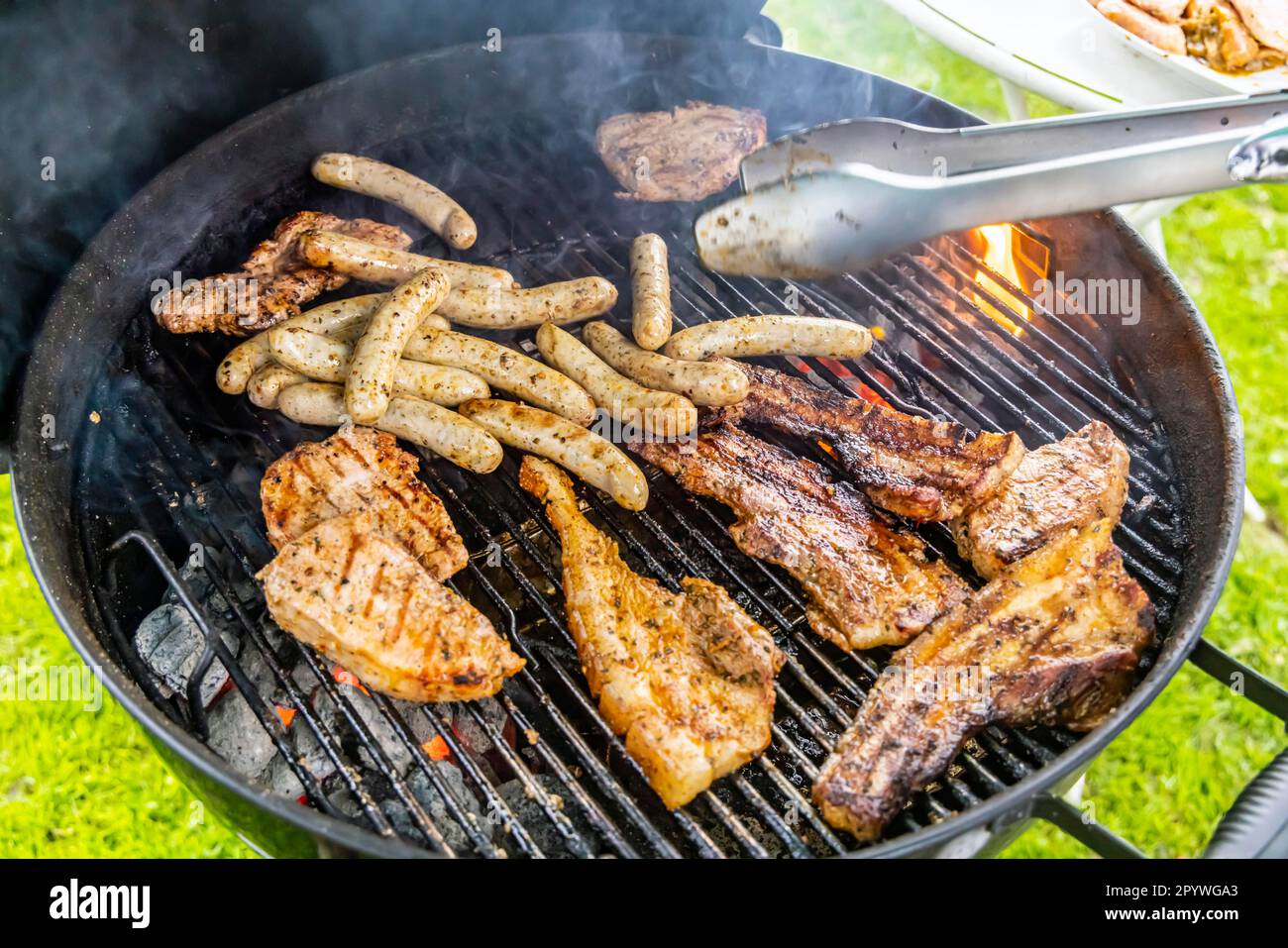 Barbecue im Garten, Steaks und Würstchen auf einem Grill, Stuttgart, Baden- Württemberg, Deutschland Stockfotografie - Alamy