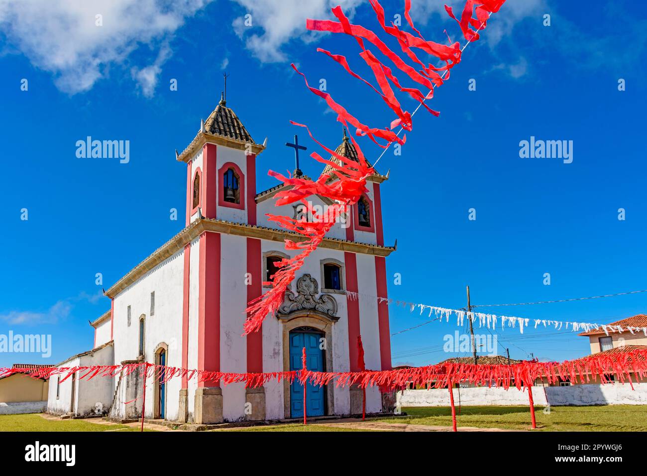 Alte und einfache Kirche im Kolonialstil, die mit Bändern für eine religiöse Feier in der kleinen Stadt Lavras Novas, Bezirk Ouro Preto in geschmückt ist Stockfoto