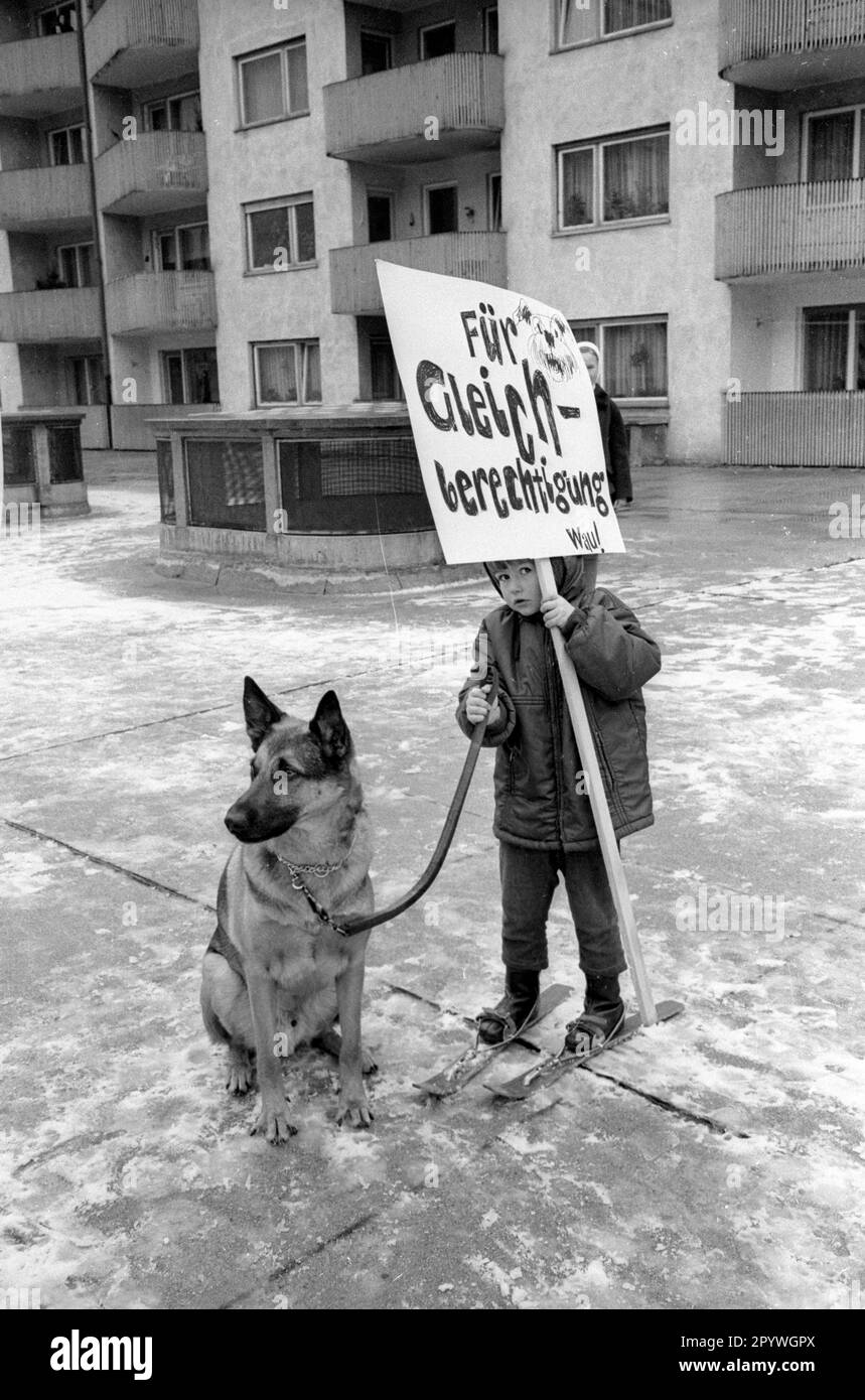 Hundebesitzer protestieren vor ihrem Wohnhaus in München gegen den Hausbesitzer, der die Haltung von Hunden in den Wohnungen verboten hat. [Maschinelle Übersetzung] Stockfoto