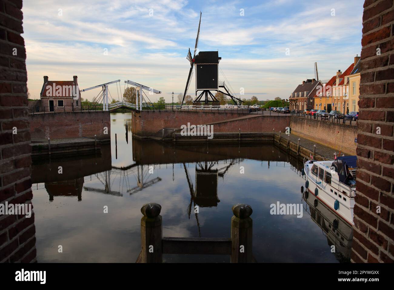 Der alte Hafen von Heusden, Nordbrabant, Niederlande, eine befestigte Stadt, 19 km von Hertogenbosch entfernt, mit einer Zugbrücke und einer Windmühle Stockfoto