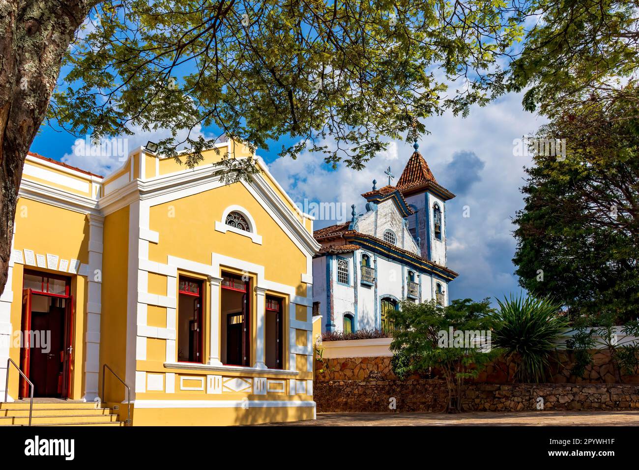 Fassade eines alten Hauses im Kolonialstil und barocke Kirche in der historischen Stadt Diamantina in Minas Gerais, Brasilien Stockfoto