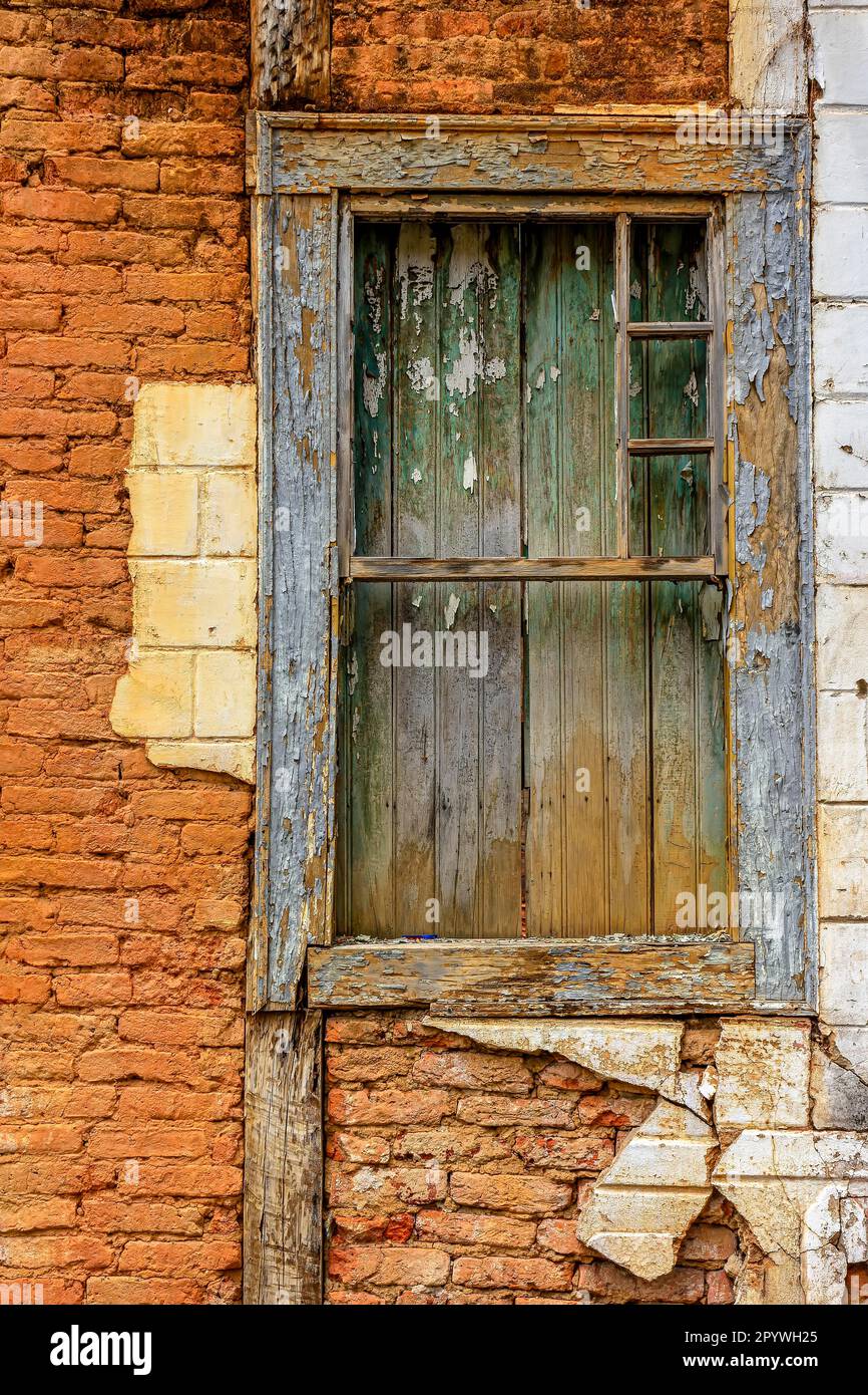 Altes Holzfenster, ruiniert durch die Zeit an der Fassade eines verlassenen Hauses in der historischen Stadt Diamantina in Minas Gerais, Brasilien Stockfoto