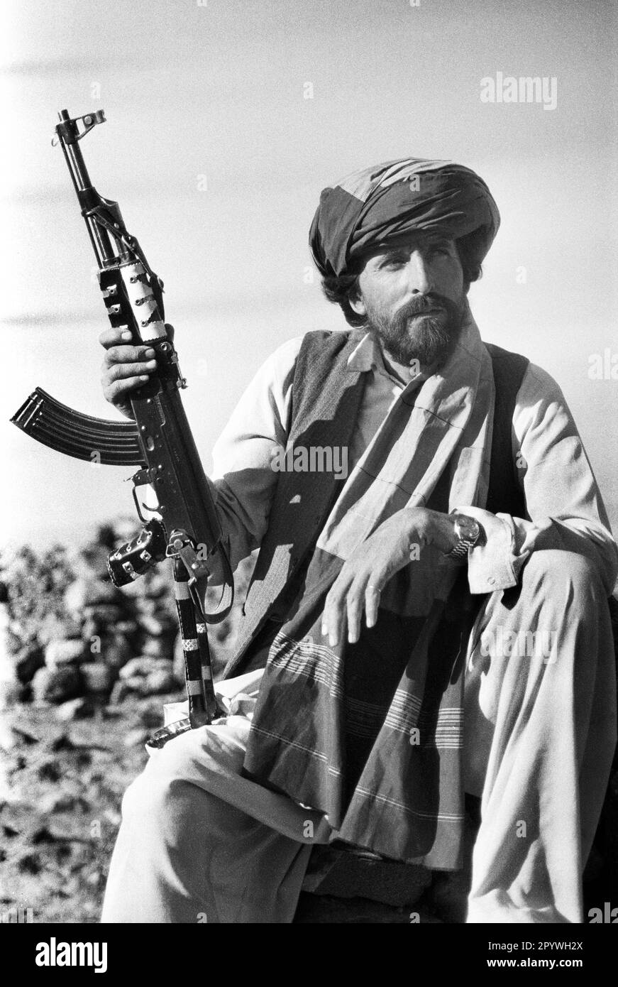 Afghanistan, Tani, 24.10.1990. Archiv-Nr.: 21-57-26 Foto: Ein Mudschaheddin-Kämpfer in den Bergen betet. [Maschinelle Übersetzung] Stockfoto