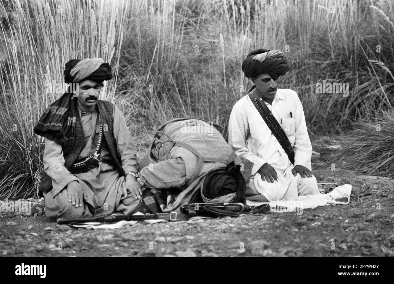 Afghanistan, Tani, 24.10.1990. Archiv-Nr.: 21-56-22 Foto: Ein Mudschaheddin-Kämpfer in den Bergen betet. [Maschinelle Übersetzung] Stockfoto