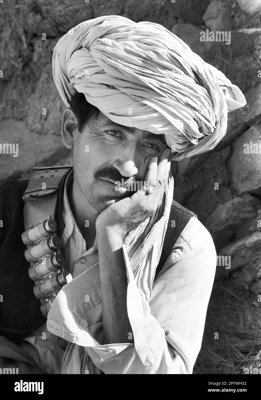 Afghanistan, Tani, 24.10.1990. Archiv-Nr.: 21-54-22 Foto: Ein Mudschaheddin-Kämpfer in den Bergen. [Maschinelle Übersetzung] Stockfoto