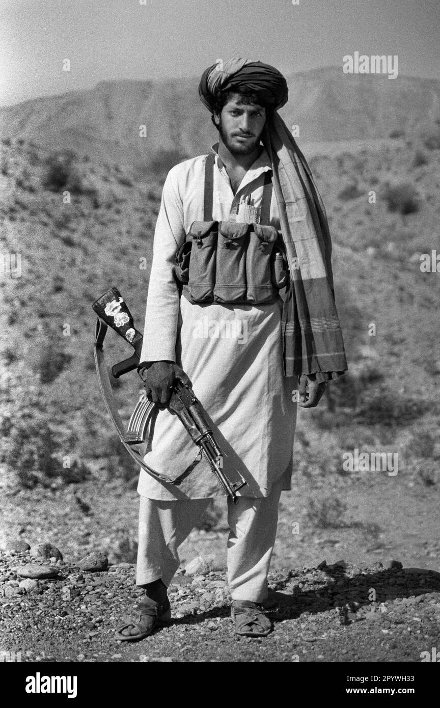 Afghanistan, Tani, 24.10.1990. Archiv-Nr.: 21-56-01 Foto: Ein Mudschaheddin-Kämpfer in den Bergen. [Maschinelle Übersetzung] Stockfoto