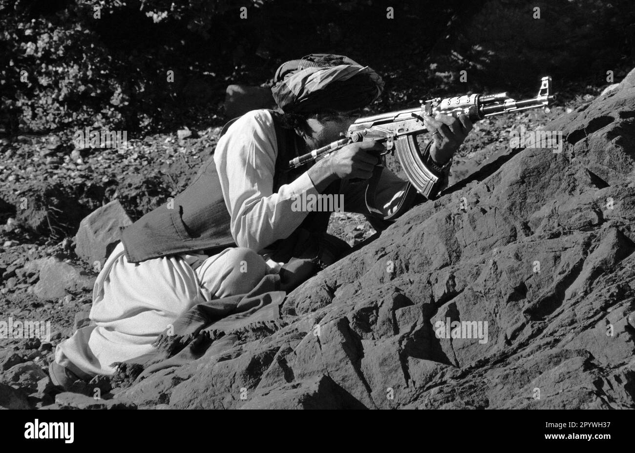 Afghanistan, Miranshah, 24.10.1990. Archiv-Nr.: 21-41-24 Foto: Ein Mudschaheddin-Kämpfer in den Bergen. [Maschinelle Übersetzung] Stockfoto