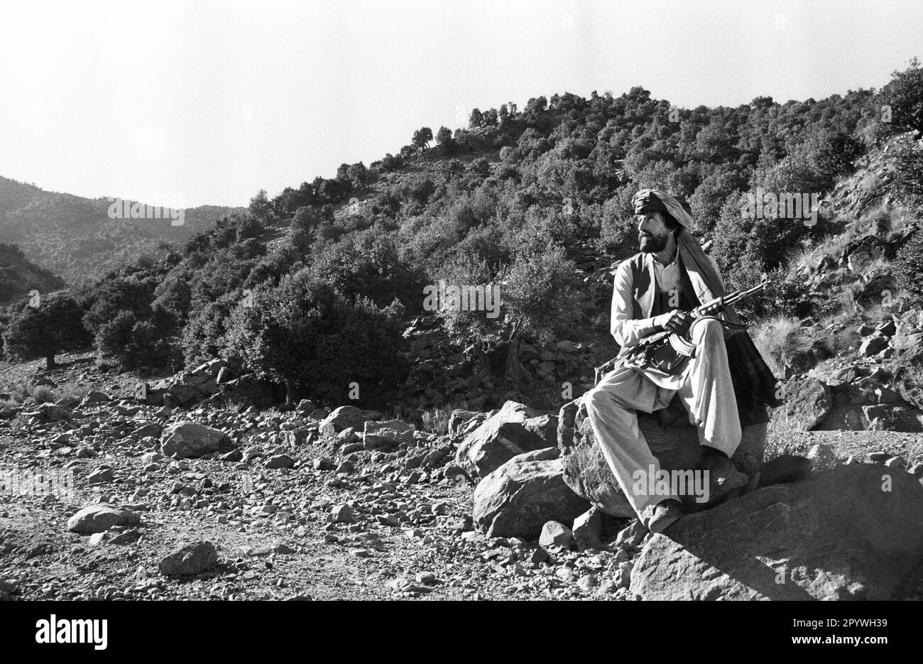 Afghanistan, Miranshah, 24.10.1990. Archiv-Nr.: 21-41-12 Foto: Ein Mudschaheddin-Kämpfer in den Bergen. [Maschinelle Übersetzung] Stockfoto