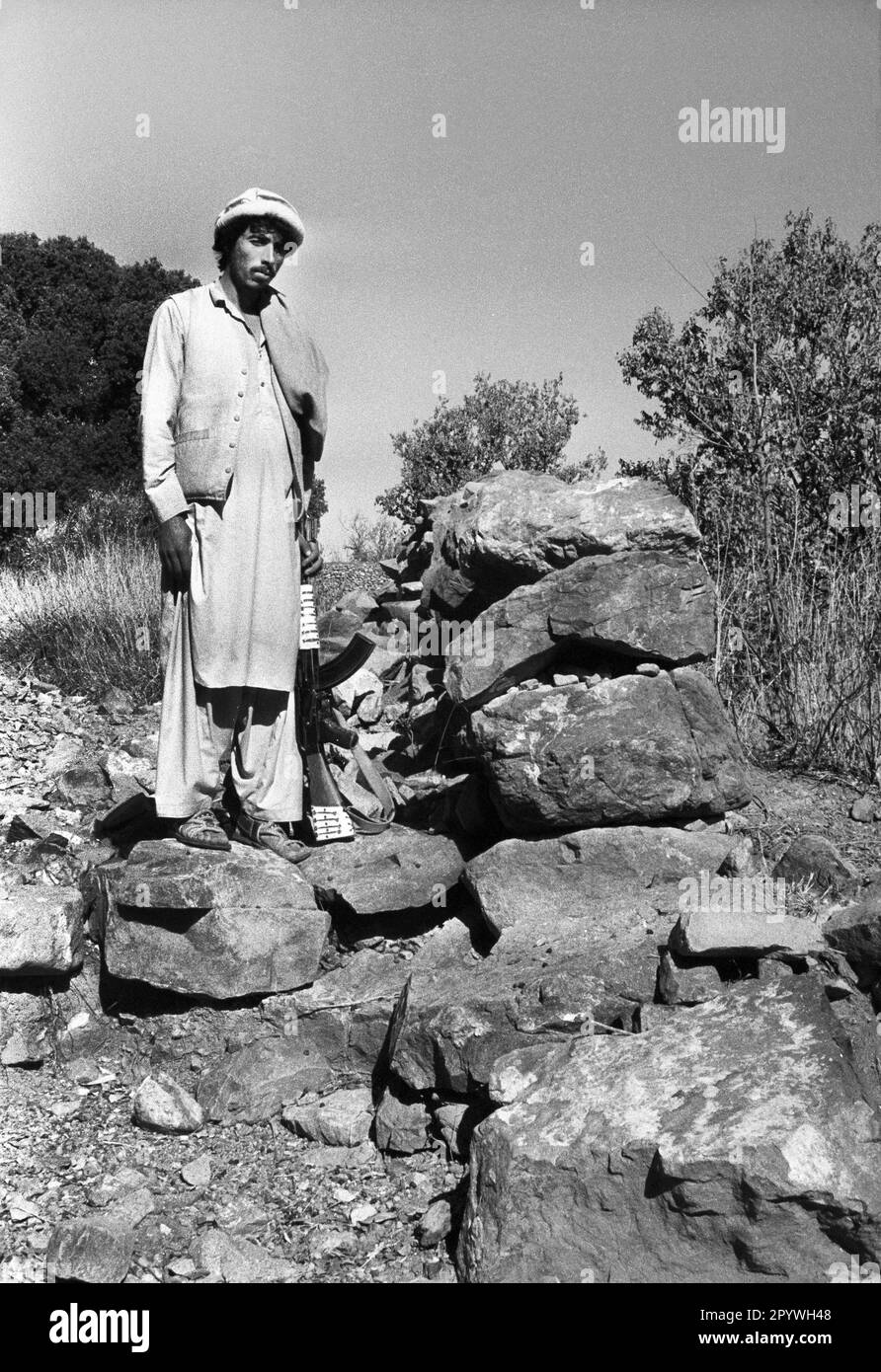 Afghanistan, Miranshah, 24.10.1990. Archiv-Nr.: 21-41-35 Foto: Ein Mudschaheddin-Kämpfer in den Bergen. [Maschinelle Übersetzung] Stockfoto